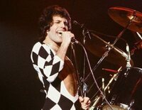 "Queen: Rock The World" es un documental homenaje al gran artista Freddie Mercury, repasando sus mejores momentos