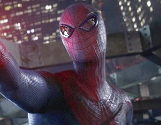 El joven Peter Parker se convierte en "The Amazing Spider-Man" después de haber sido mordido por una araña modificada
