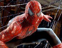 Peter Parker se convierte en 'Spider-Man' cuando es mordido por una araña modificada genéticamente
