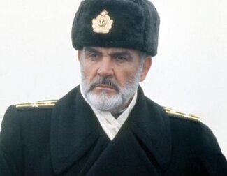 Un prestigioso capitán de submarinos de la Unión Soviética decide cambiar su rumbo y se dirige a EE. UU. en 'La caza del octubre rojo'