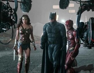 Bruce Wayne recluta la ayuda de Wonder Woman, entre otros héroes, para salvar al planeta de una catástrofe en 'Liga de la justicia'