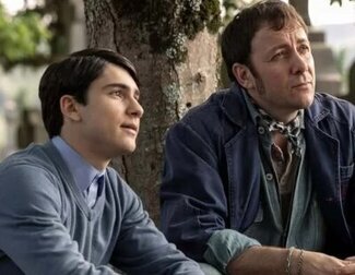 En 'Los Muértimer', el hijo de los dueños de una funeraria hace todo lo posible por trabar amistad con alguien