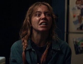 Claire llega a casa de su madre envuelta en sangre en 'Echo Valley'