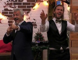 Todo el equipo de 'First Dates' recibe a nuevos comensales para que tengan su cita en el 'Especial Nochevieja'