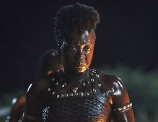 'La mujer rey' dirige un ejército femenino para acabar con aquellos que quieren esclavizarlos