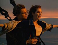 Jack y Rose, dos jóvenes, se conocen a bordo del 'Titanic', el transatlántico más grande y seguro jamás construido que se aproxima hacia un iceberg