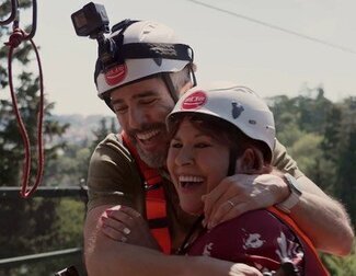 En el estreno de 'Nos vamos de madre', Roberto Leal y su madre se enfrentan juntos a casi todo mostrando su gran vínculo