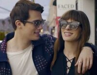 'La idea de tenerte' despliega una relación entre una madre divorciada y el joven cantante de una banda