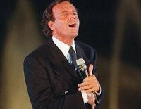 Un caza recompensas en plena persecución de su exmujer se ve obligado a huir con ella para salvar sus vidas en 'Exposados'