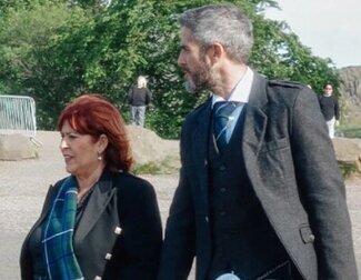 'Nos vamos de madre' emprende otra aventura en Edimburgo para indagar sobre los orígenes de Roberto Leal y Mercedes Guillén