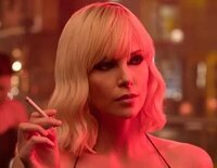 En 'Atómica', una espía busca la lista de agentes que colaboran con Berlín oriental poco antes de la caída del muro