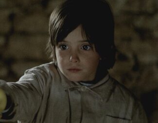 'El espíritu de la colmena' sigue los pasos de una niña que, nada más arrancar la posguerra, se topa con un monstruo