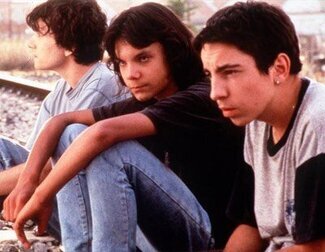 Tres adolescentes pobres del centro se quedan abandonados en su 'Barrio' durante el mes de agosto