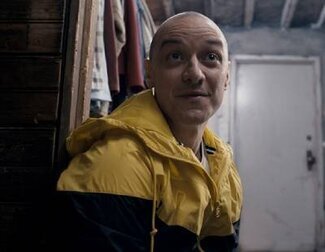 Un hombre con 24 personalidades distintas, consecuencia de un trastorno mental, secuestra a tres adolescentes en 'Múltiple'