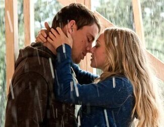 La relación entre un soldado y una estudiante universitaria florece y se desarrolla a través de las cartas en 'Querido John'