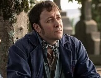 En 'Los Muértimer', el hijo de los dueños de una funeraria hace todo lo posible por trabar amistad con alguien