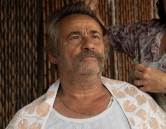 Manolo Vital conduce 'El 47', el autobús de Barcelona con el que pretende conectar su poblado con el resto de la ciudad