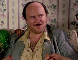 'Torrente, el brazo tonto de la ley' patrulla las calles de su barrio, donde descubre una red de narcotráfico