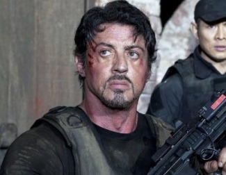 En 'Los mercenarios', un agente de la CIA contrata a un grupo de letales asesinos para acabar con un dictador