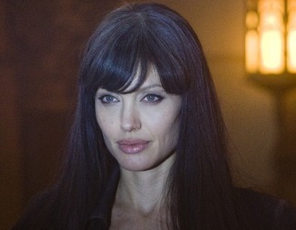 En 'Salt', una agente de la CIA es puesta en el punto de mira cuando un desertor la acusa de ser una espía rusa