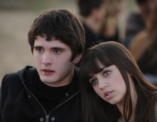 Un grupo de jóvenes se prepara para el verano de sus vidas con secretos, sexo, fiestas y sobre todo, 'Mentiras y gordas'