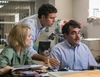 Martin Baron se une al Boston Globe como editor y presiona a cuatro periodistas para que persigan una historia sobre los cargos de abuso infantil contra la iglesia local en 'Spotlight'