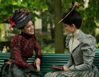 Cuatro primos que llevan vidas muy diferentes descubren que comparten una misteriosa historia familiar en 'Los colores del tiempo'