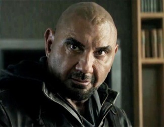 Tras una erupción solar masiva, un cazador de tesoros a sueldo se aventura a Europa para recuperar la codiciada Mona Lisa en 'Afterburn'