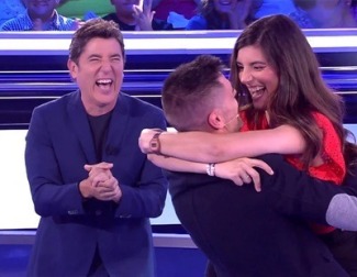 Cada pareja de concursantes se enfrenta a ocho preguntas y tienen un millón de euros para jugar en 'Atrapa un millón'