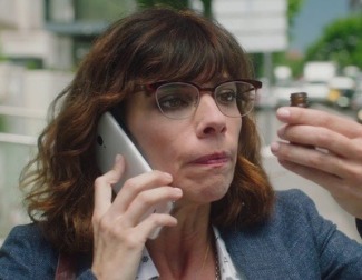 Cuando una mujer de mediana edad ve cómo su vida se desmorona ante sus ojos, acude a una curandera en 'Sin rodeos'