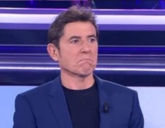 Cada pareja de concursantes se enfrenta a ocho preguntas y tienen un millón de euros para jugar en 'Atrapa un millón'