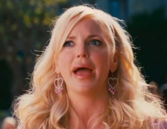 Shelley, de Playboy, es expulsada de la mansión por ser demasiado mayor para estar allí y acaba siendo 'Una conejita en el campus'