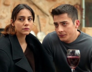 Kaya y Zerrin planean casarse en secreto