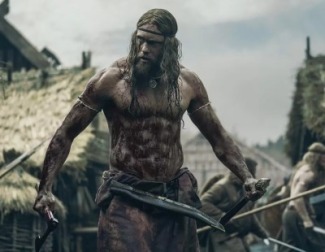 Alexander Skarsgard en "El hombre del norte", la película que sustituye a 'Barrio Esperanza'