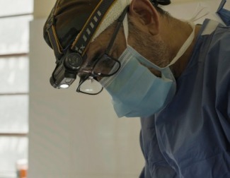 Pedro Cavadas opera en Tanzania a 100 pacientes en 10 días