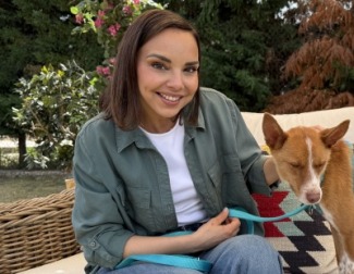Nathalie Seseña conoce a una perrita marcada por una vida dura