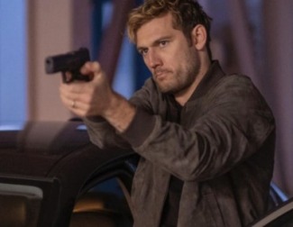 Alex Pettyfer y Aaron Eckhart protagonizan "Red de traición"