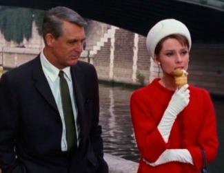 Cary Grant y Audrey Hepburn protagonizan "Charada"