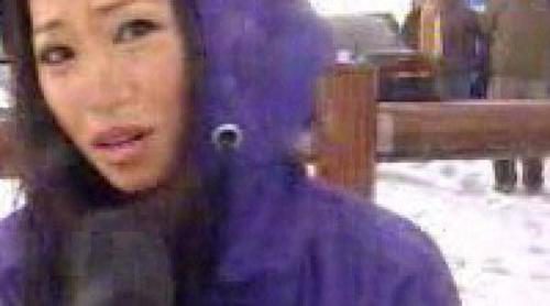 Usun Yoon ordeña vacas con Revilla