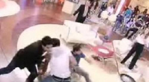 Dos invitados se enzarzan en una pelea en 'Tal cual lo contamos'