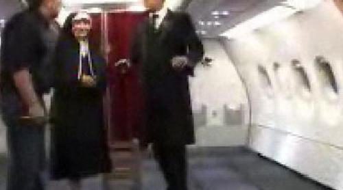 Mag Lari hace levitar a Silvia Abril dentro del avión