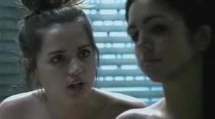Vicky y Carol discuten en la ducha en el capítulo de 'El internado'