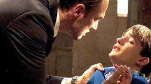 Roque le cuenta a Noiret que Julia ve fantasmas en 'El internado'