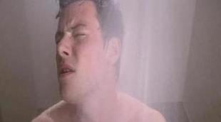 Will observa a Finn cantando en la ducha en 'Glee'