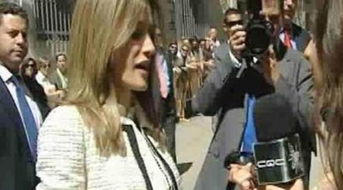 'Caiga Quien Caiga' le entrega las gafas a Letizia Ortiz