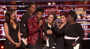 Un espontáneo sube al escenario de los People Choice's Awards para promocionar a un cantante de hip-hop