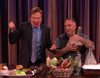José Andrés cocina una hamburguesa de remolacha con Conan: "Eres un tipo raro"