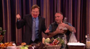 José Andrés cocina una hamburguesa de remolacha con Conan: "Eres un tipo raro"