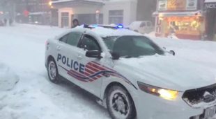 Los coches de policía de Washington DC, con la música de "Frozen" en plena nevada