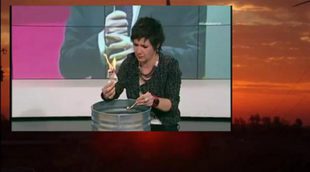 El momento en que una periodista quema la Constitución Española en TV3